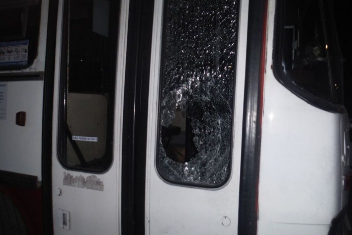 A nap képe: ököllel zúzta be a busz ablakát 3