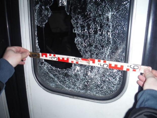 A nap képe: ököllel zúzta be a busz ablakát 4