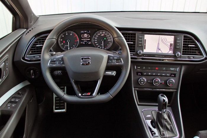 A sportosság kimerül a 300-ig feliratozott sebességmérőn és a 6-órától induló mutatókon