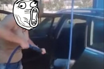 A nő, aki kívül belül megkínálja autóját a magasnyomásúval