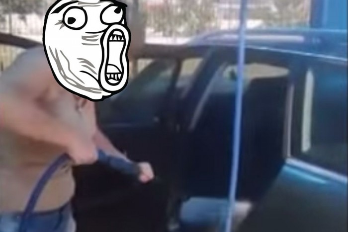 A nő, aki kívül belül megkínálja autóját a magasnyomásúval