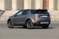 Nem teljesen dísz az alsó védőlemez, tényleg nem riad vissza a tereptől a Discovery Sport. Ugyanakkor arra is figyeltek, hogy a hátuljára minél kevesebb koszt hordjon fel