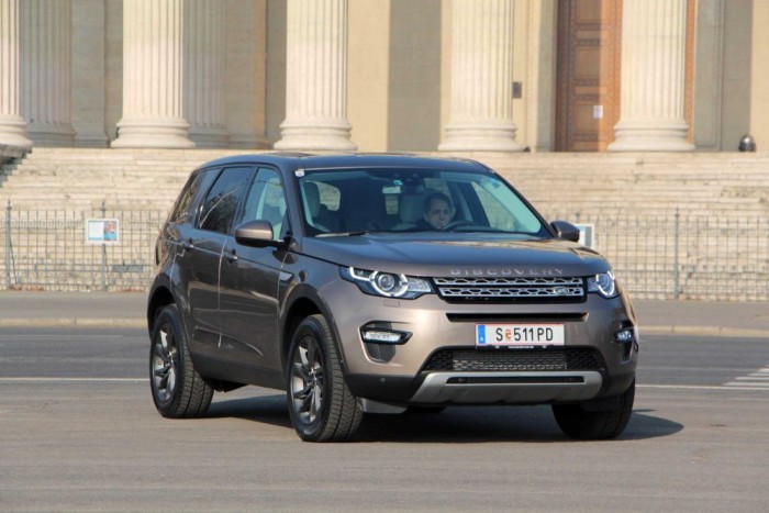 Apja a nagyapja is egyben 6 | Vezess Terepjáróhoz méltó marcona képet vág. A kartervédő imitáció nem vicc, a Discovery Sport akár 60 centis vízen is gond nélkül átgázol
