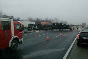 Óriási baleset az M1-esen, felborult egy kamion