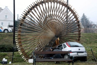 A nap képe - beleállt a vízimalomkerékbe egy autó