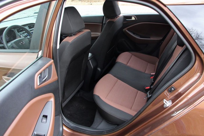 Kellemes a hátsó lábtér, a fejtér még jobb