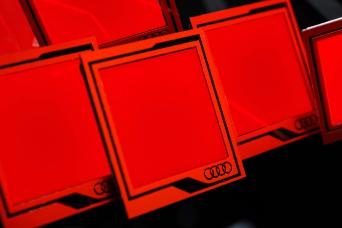 Titkos Audi-labor működik a föld alatt 8 Szerves fénykibocsátó dióda, azaz OLED (Organic Light-Emitting Diode). Olyan LED, ahol a fénykibocsátásért felelős elektrolumineszcens réteg szerves vegyület, mely elektromos áram hatására világít - írja a Wikipédia a szerves LED-ekről