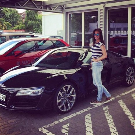 Vezettük Vajna Tímea 40 millás sportautóját 7