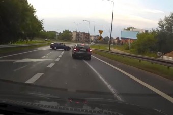 Kifogott a fizika az Opel Astra sofőrjén