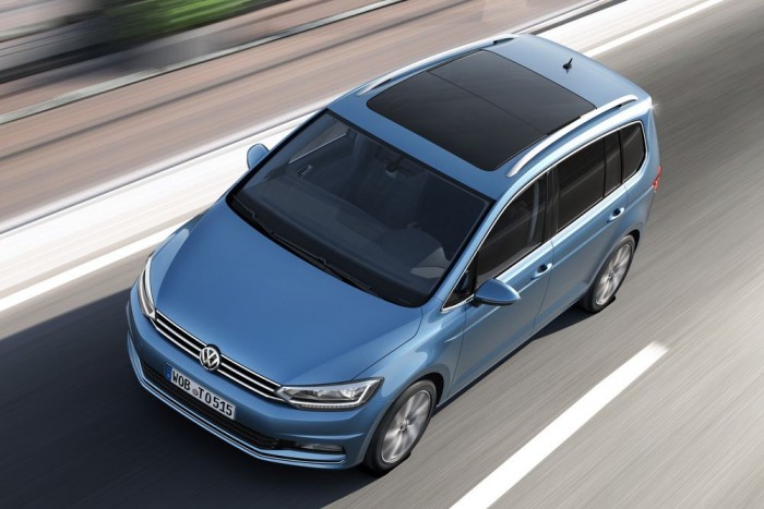 Világpremier: újraalkották a Volkswagen buszlimuzinját 7 | Vezess Az eddigi 1,15 helyett 1,34 négyzetméteres a panoráma napfénytető; belül hangulatvilágítás keretezi.