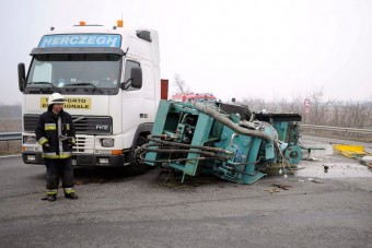 A nap képe - 50 tonnás fröccsöntőgép zuhant az útra