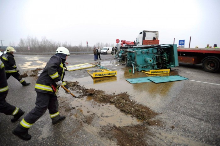 A nap képe – 50 tonnás fröccsöntőgép zuhant az útra 4 | Vezess A nap képe – 50 tonnás fröccsöntőgép zuhant az útra 4