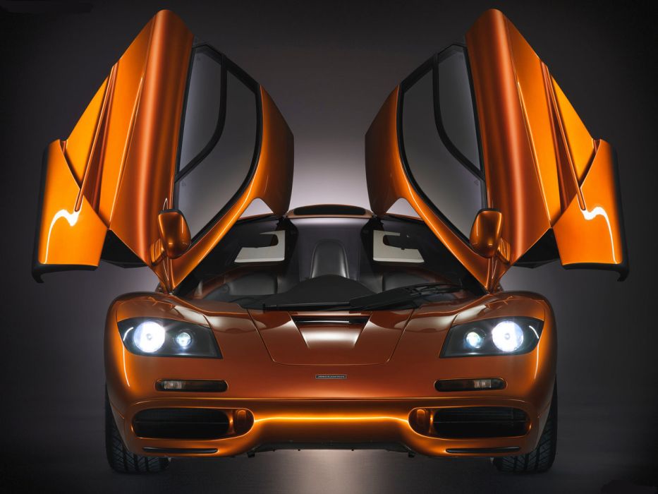 Pillangó ajtók - Könnyen összekeverhető a Lamborghini által alkalmazott megoldással, azonban ennél a fajtánál az ajtó a tető egy részével nyílik, valamint nem fordul el felfelé az ajtótest. A szélvédő sarkában található, magasabb rögzítési pont, valamint egy erős teleszkóp teszi lehetővé a látványos nyitási mechanizmust.  

Legutóbb a BMW i8 esetén alkalmazták, de a McLaren F1, Ferrari Enzo, LaFerrari, Alfa Romeo 33 Stradale is ebbe a kategóriába sorolható.