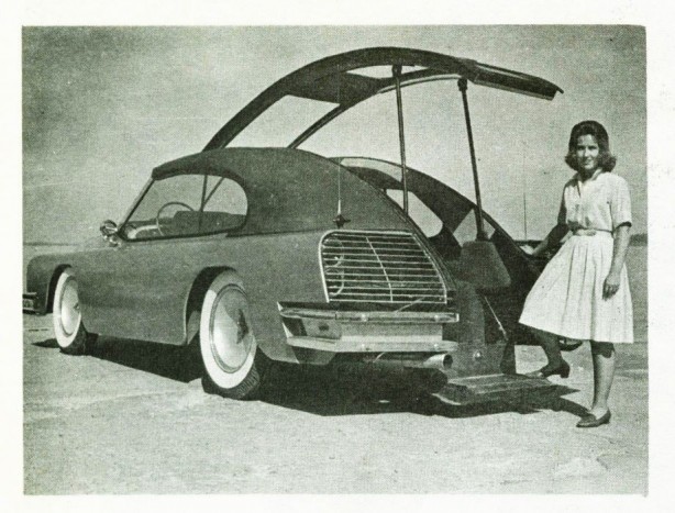 Top 10 – Rendhagyó, zseniális ajtók 4 A hátsó bejárat, Mohs Ostentatienne Opera Sedan - Egy forradalmi ötlet 1967-ből, az Egyesült Államokból. A radikális elgondolás a biztonságot szolgálta, elhagyva az oldalajtókat, sokkal erősebb védelmet lehetett kialakítani az oldalütközések ellen, ráadásul a parkolóban sem lehet rányitni senkire ezt az űrkorszakot idéző rendszert.