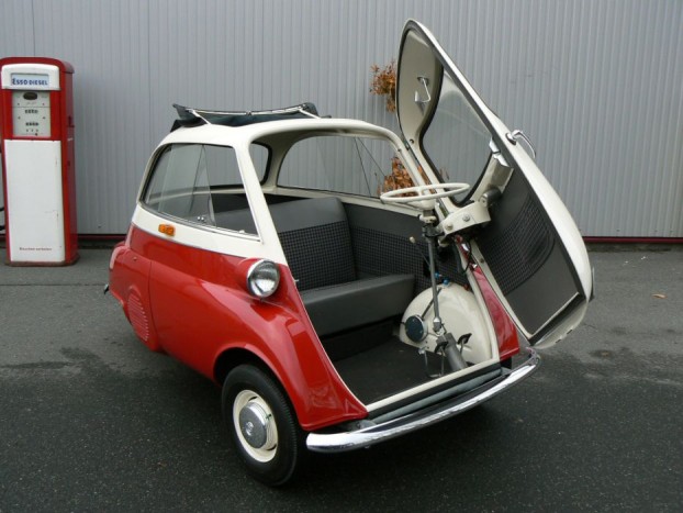 Top 10 – Rendhagyó, zseniális ajtók 6 BMW Isetta - Egyedülálló megoldás a sorozatgyártású járművek történetében. Az Isetta zseniális mérnöki alkotás a II. világháború utáni ínséges időkben, amikor a közlekedés meghatározó eszközei a törpeautók voltak.
Amennyire csak lehet kihasználták a rendelkezésre álló teret, a könnyű bejutást biztosító, a kormányoszloppal együtt nyíló ajtó zseniális. Igaz, hozzá kell tenni, hogy maga az ötlet a szűk városi utcák Mekkájából származik, az olasz ISO Isetta ötletét vette át a BMW, és tökéletesítette saját recept szerint.