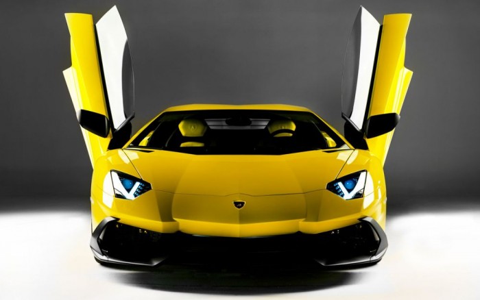 Top 10 – Rendhagyó, zseniális ajtók 7 Lamborghini ajtó (LSD) - Elsőként Marcello Gandini lélekrablón gyönyörű tanulmányán a Carabón jelent meg, és maradt örök jellemzője a Lamborghini típusoknak. Alkalmazására praktikus indok is van, a nem létező szélvédő miatt lehetetlen tolatást könnyítette meg, így a sofőr kiülhet a küszöbre, és így hátrafordulva tud belavírozni a parkolóhelyre.