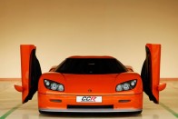 Koenigsegg Raptor ajtó - Könnyen összekeverhető a klasszikus Lamborghini stílussal, de közelebbről megnézve bőven akad különbség, nem felfelé nyílik, hanem kifelé fordul el. A bonyolult rendszer látványban rálicitál az olasz riválisra, azonban padka mellett parkolni nem szerencsés, az alacsonyan forduló ajtónak 40 centiméter hely kell, különben fájdalmas karcokat szerezhet betonnal találkozva.