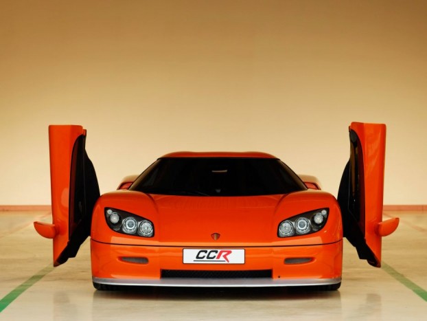 Top 10 – Rendhagyó, zseniális ajtók 8 Koenigsegg Raptor ajtó - Könnyen összekeverhető a klasszikus Lamborghini stílussal, de közelebbről megnézve bőven akad különbség, nem felfelé nyílik, hanem kifelé fordul el. A bonyolult rendszer látványban rálicitál az olasz riválisra, azonban padka mellett parkolni nem szerencsés, az alacsonyan forduló ajtónak 40 centiméter hely kell, különben fájdalmas karcokat szerezhet betonnal találkozva.