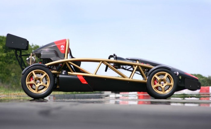 Top 10 – Rendhagyó, zseniális ajtók 16 | Vezess Ariel Atom - A végső személyes kedvenc. Nincs ajtó. Mássz be, old meg valahogy magad a kormány mögé jutást, de nyugalom, ha sikerült, a jutalom nem marad el. Ariel Atom, Radical versenygépek, és szinte minden Formula-autó tudja ezt a puritán, de annál vágykeltőbb funkciót.