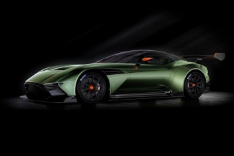 Tüzet köp az Aston Martin fenevadja