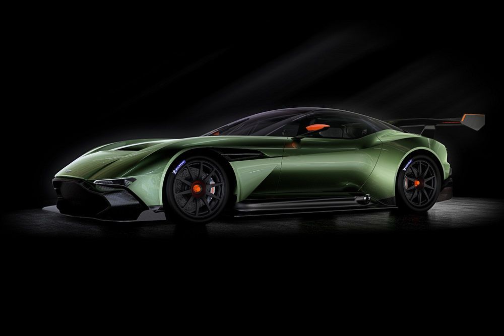 Tüzet köp az Aston Martin fenevadja 1