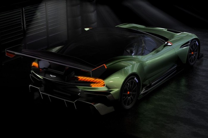 Tüzet köp az Aston Martin fenevadja 6