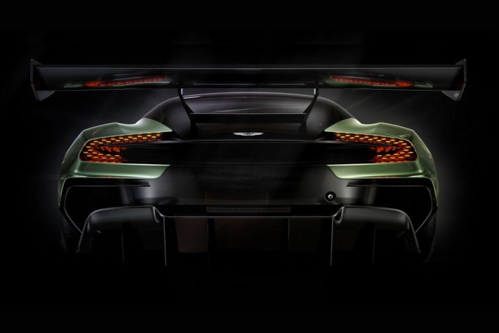 Tüzet köp az Aston Martin fenevadja 8