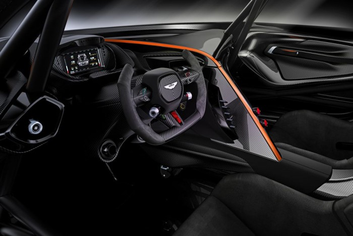 Tüzet köp az Aston Martin fenevadja 7