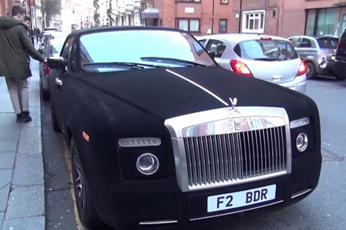 Bársonnyal bevont Rolls, hogy biztosan észrevedd