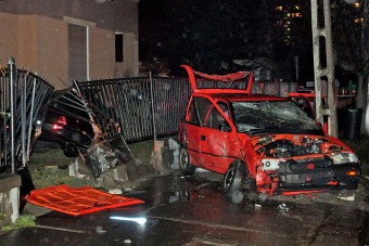 Kettétörte a vasbeton villanyoszlopot a Suzuki Csepelen