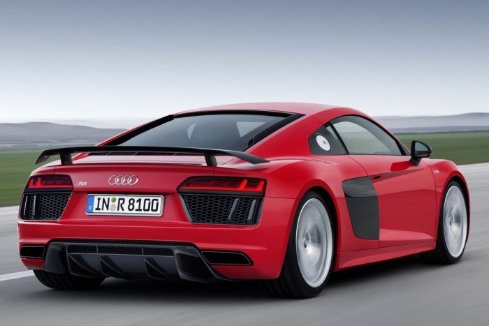 Minden, amit az új Audi R8-ról tudni akartál 7 | Vezess A V10 modell hátsó légterelőjét motor mozgatja fel-le, a V10 Plus szénszálas szárnya rögzített kivitelű.