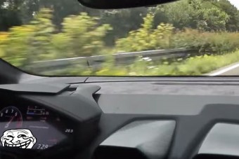 Újabb Lamborghini, ami 330-cal tép az autópályán