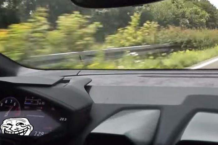 Újabb Lamborghini, ami 330-cal tép az autópályán