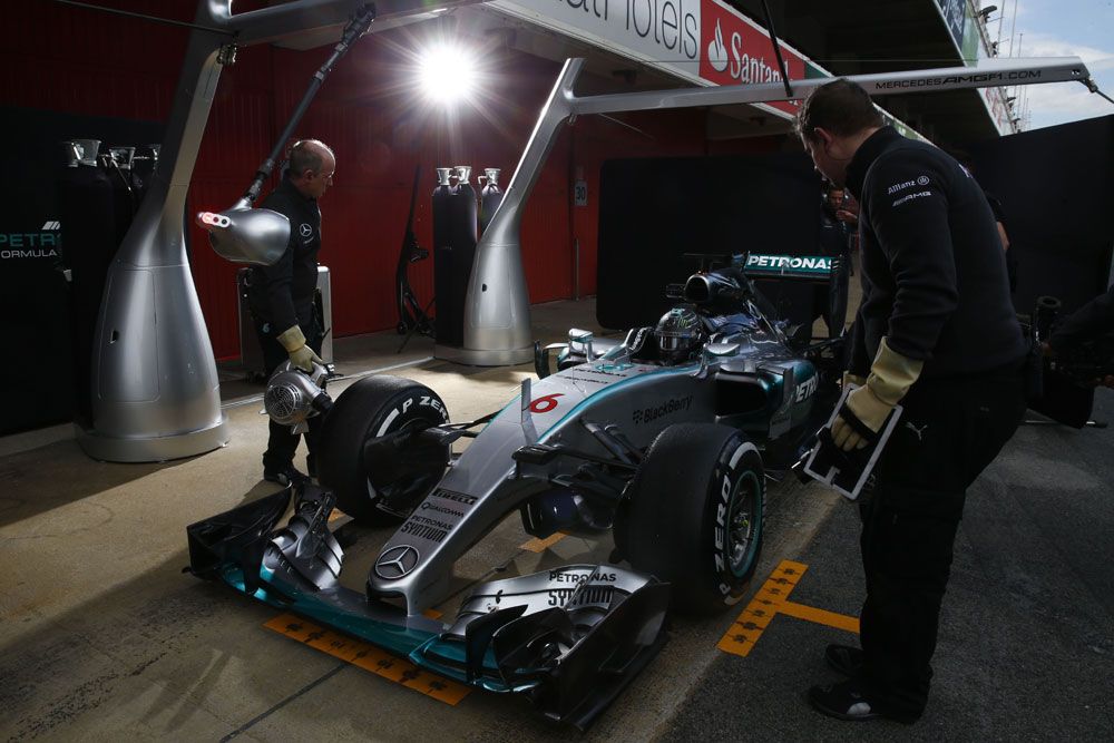 F1: Mindenkinél gyorsabb a Mercedes 21