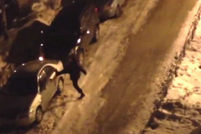 Részegen autókat rugdosott, megverték