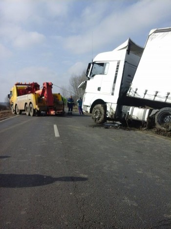 Búvárok mentettek kamiont a 44-es főúton 8