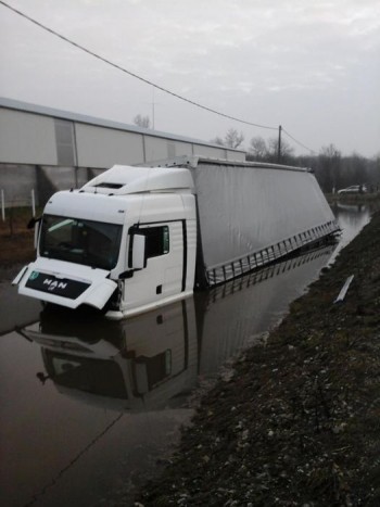 Búvárok mentettek kamiont a 44-es főúton 6