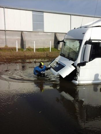 Búvárok mentettek kamiont a 44-es főúton 7