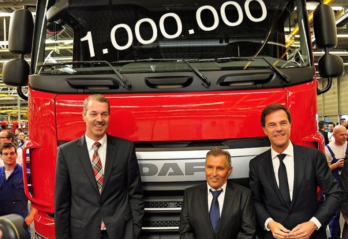 Bal oldalt Harrie Schippers, a DAF Trucks N.V. elnök-vezérigazgatója, középen Révész Bálint, tőle jobbra pedig Mark Rutte holland miniszterelnök. 