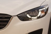 Picit megváltoztatták a menetjelző LED-ek elhelyezését, a mostani divat szerint (BMW, VW) alulról öleli a főfényszórót a fénycsík
