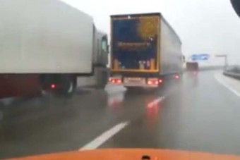 Kamionos előzési párbaj az M0-áson