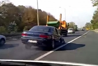 3 kerekű roncs az autópályán, részeg sofőrrel