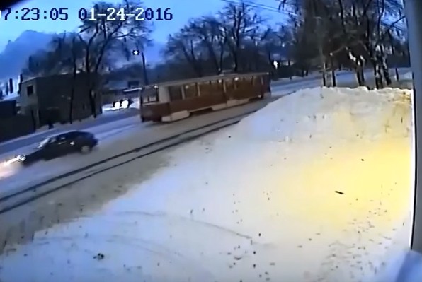 Így ment elakadt autót a vad villamos