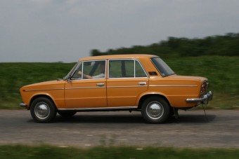 Ellopták, aztán begurították a tóba a Ladát