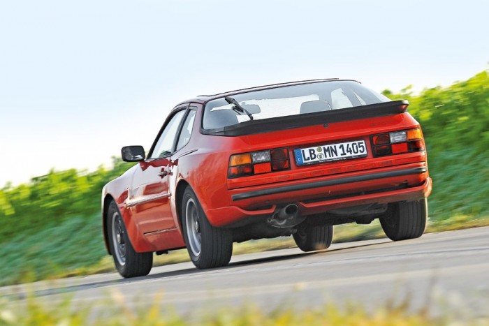 Szuper Porsche minimáláron 2 A kifogástalan vezetési élményhez megfelelő nagyságú helyet kínál belül a sportos karosszéria, az üvegből készült, kupolaformájú csomagtartó alatt a sportkocsis dimenziók ellenére is elfogadható méretű csomagtartó rejtőzik