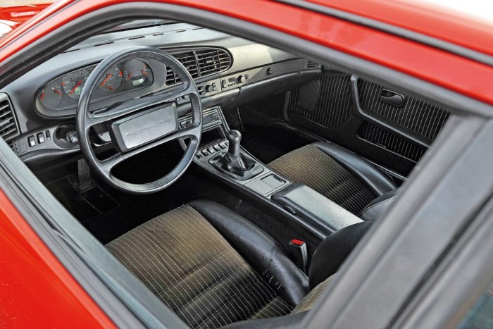 Szuper Porsche minimáláron 4 A gondosan ápolt és hibátlan műszaki állapot mellett fontos a jó állapotú utastér is. A belső alkatrészek kifejezetten ritkák a piacon