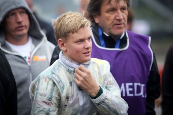 Támadásnak érzi a legenda menedzsere a túlzott érdeklődést?