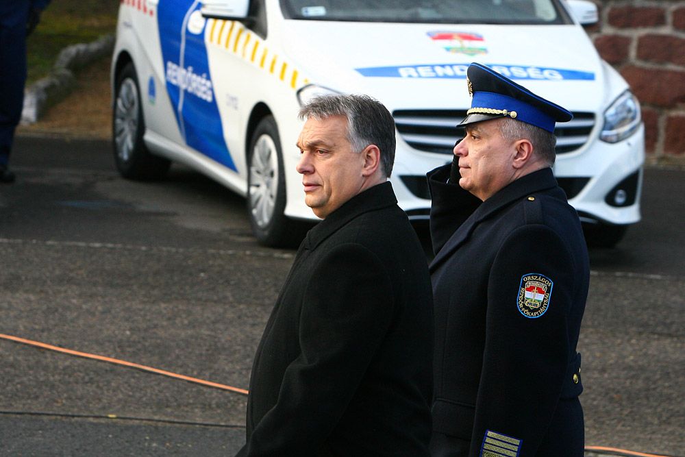 Orbán Viktor megtekinti a temérdek rendőrautót