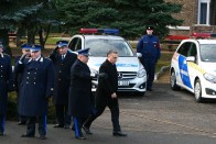 Orbán Viktor megtekinti a temérdek rendőrautót a másik irányból is