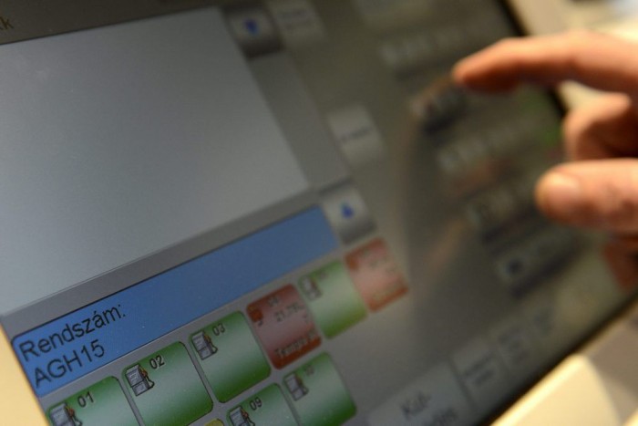 Tömeges büntetések jöhetnek az útdíj miatt 6 | Vezess Az értékesítési rendszer ma már elég jól működik, de nem minden benzinkúton lehet megvenni a megyei matricát